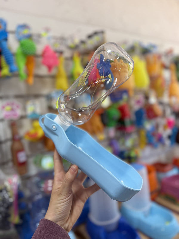 Botella bebedero portátil celeste para paseo