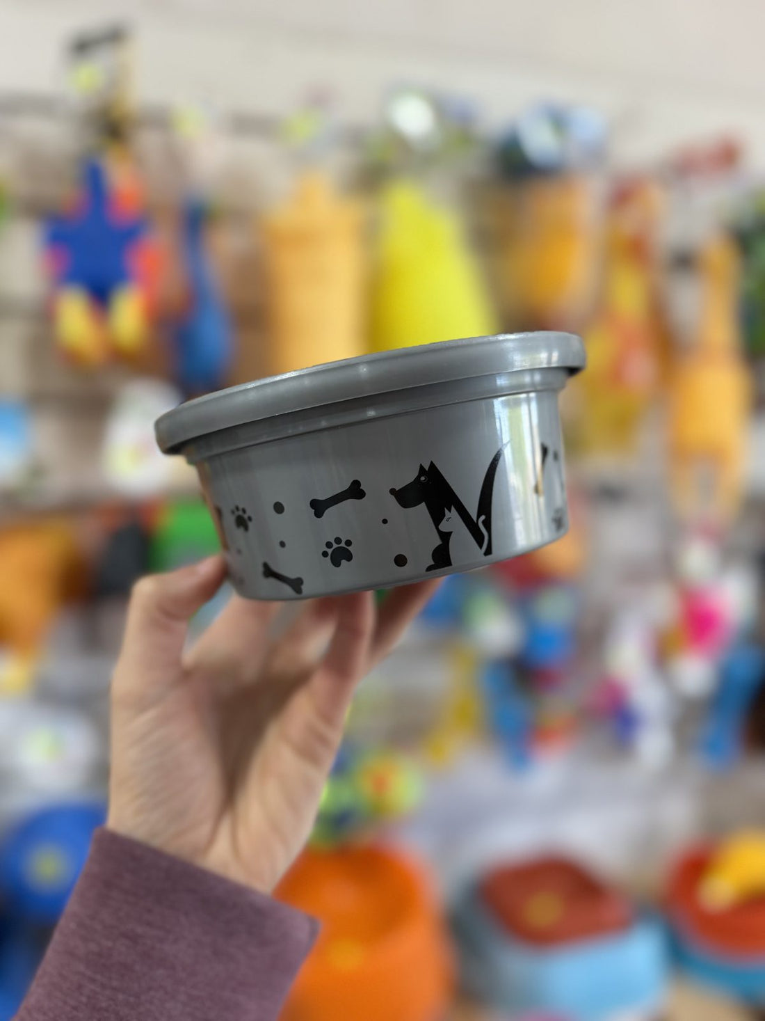 Comedero redondo gris con estampado de perros