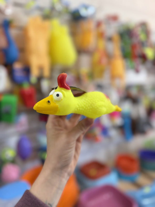 Pato de goma amarillo con cresta