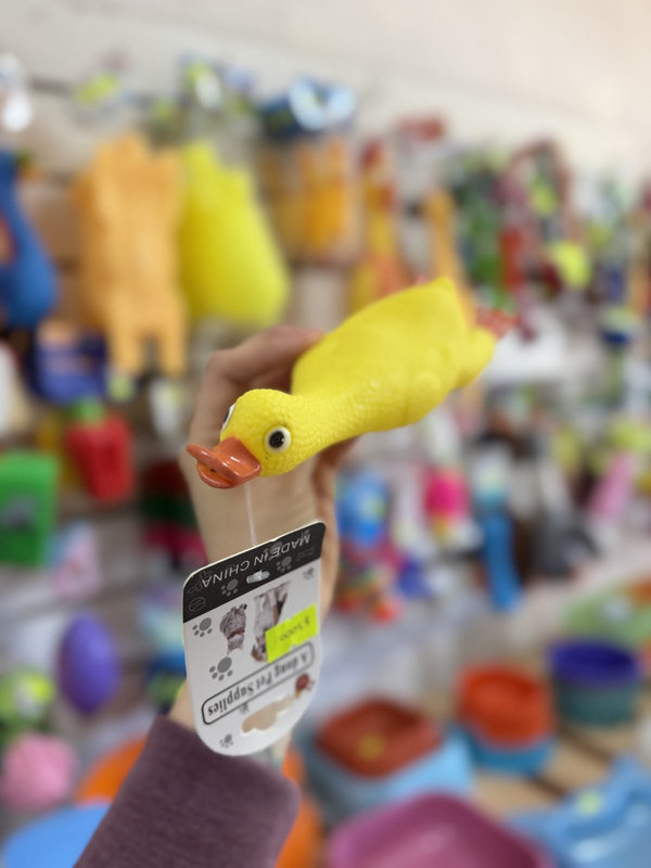 Patito de goma amarillo con pico naranja