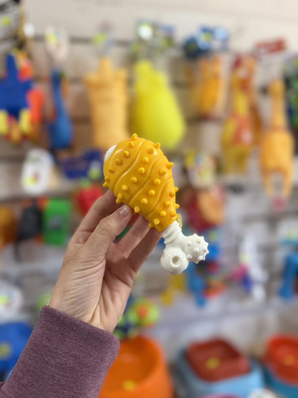 Mordillo muslito naranja con hueso