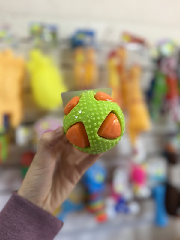 Pelota con pinches verde y naranja