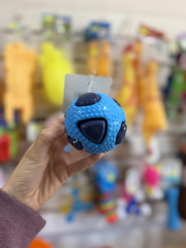 Pelota celeste con triángulos azules