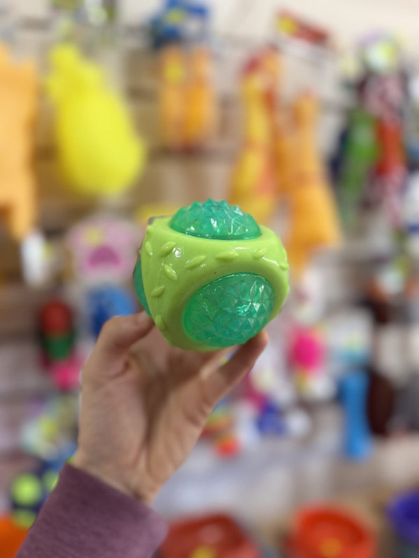 Pelota verde translúcida