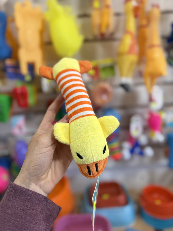 Peluche patito con rayas naranja
