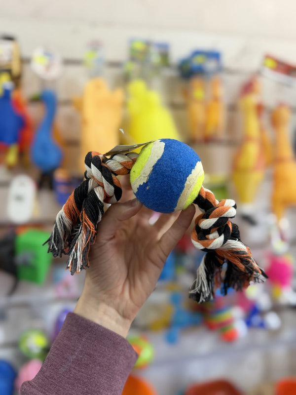 Soga con pelota de tenis y nudos