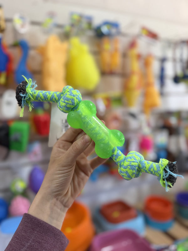Soga con hueso de goma verde y nudos verdes