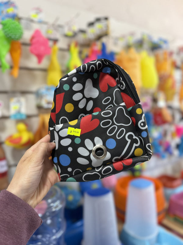 Mochila para perro negra con huellitas